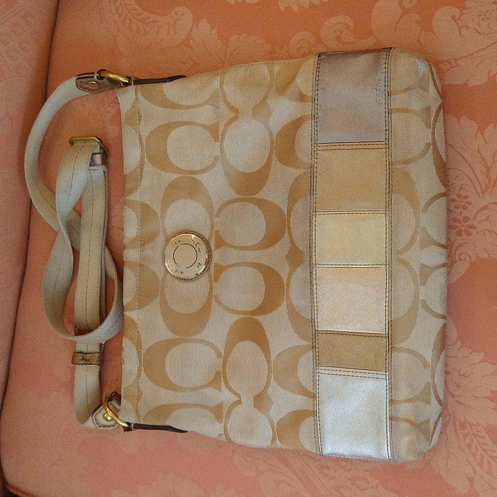 GUC. Coach Signature C crossbody bag.